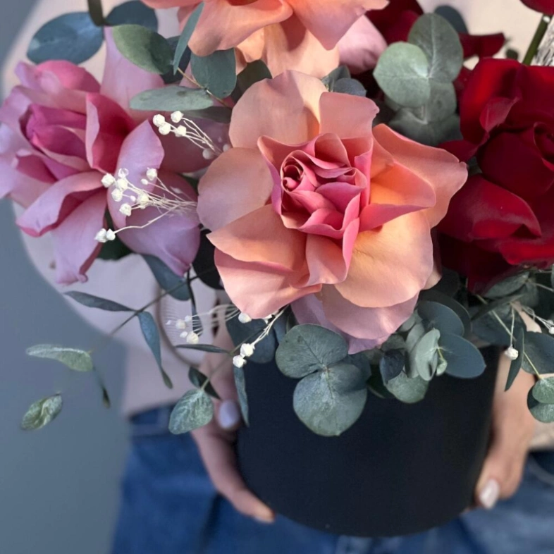 Цветы в шляпной коробке «Французские розы и эвкалипт»