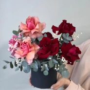 Цветы в шляпной коробке «Французские розы и эвкалипт» 1