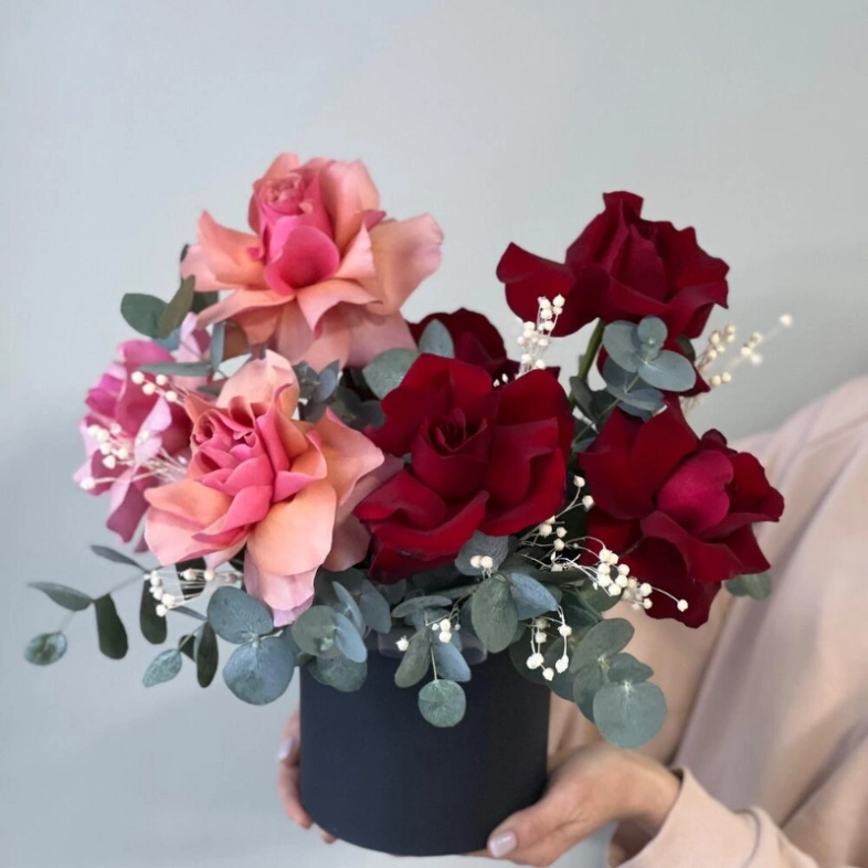 Цветы в шляпной коробке «Французские розы и эвкалипт»