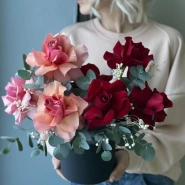 Цветы в шляпной коробке «Французские розы и эвкалипт» 0