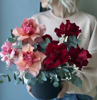 Цветы в шляпной коробке «Французские розы и эвкалипт»