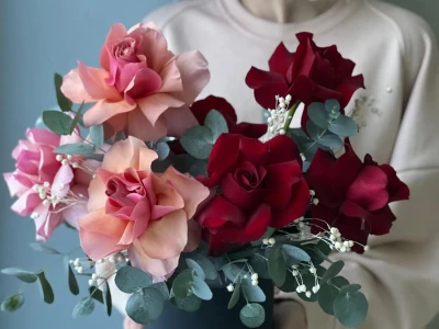 Цветы в шляпной коробке «Французские розы и эвкалипт»