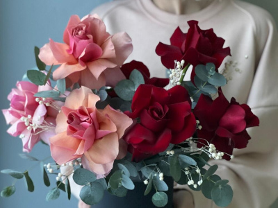 Цветы в шляпной коробке «Французские розы и эвкалипт»