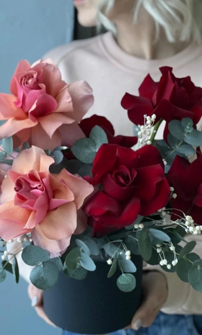 Цветы в шляпной коробке «Французские розы и эвкалипт»