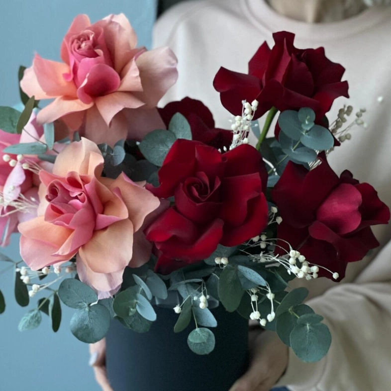 Цветы в шляпной коробке «Французские розы и эвкалипт»