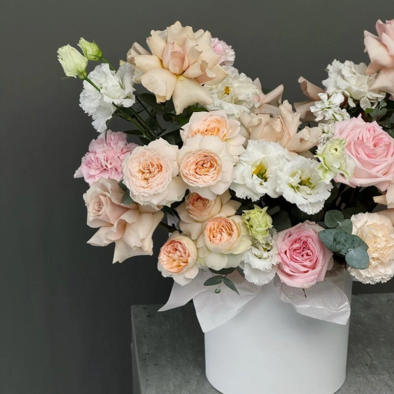 Композиция в коробке с розами и эустомой