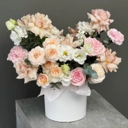 Композиция в коробке с розами и эустомой 2