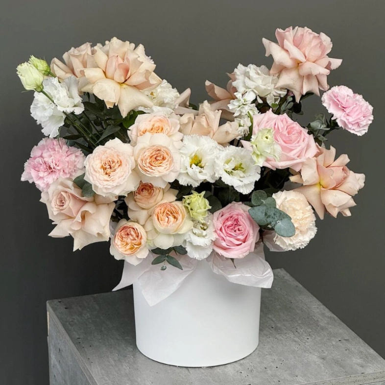 Композиция в коробке с розами и эустомой