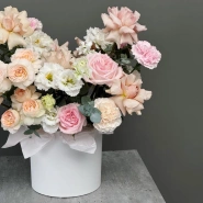 Композиция в коробке с розами и эустомой 4