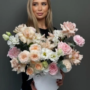 Композиция в коробке с розами и эустомой 0