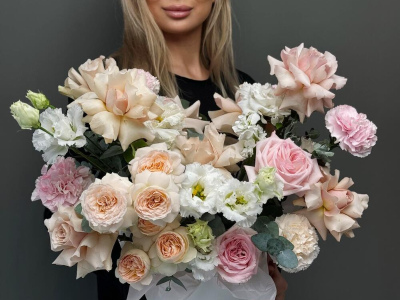 Композиция в коробке с розами и эустомой