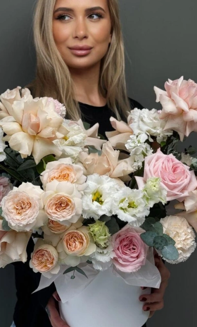 Композиция в коробке с розами и эустомой