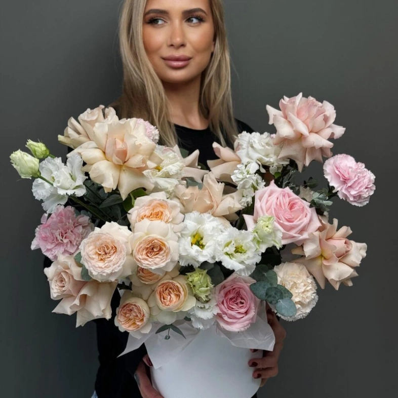 Композиция в коробке с розами и эустомой