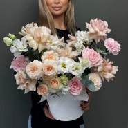 Композиция в коробке с розами и эустомой 1