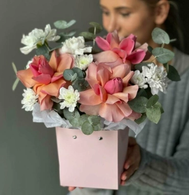 Композиция в сумочке с французскими розами