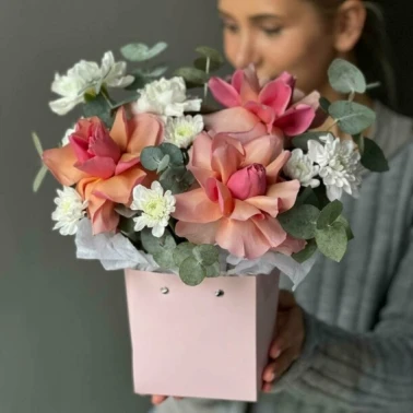 Композиция в сумочке с французскими розами