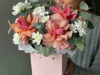 Композиция в сумочке с французскими розами