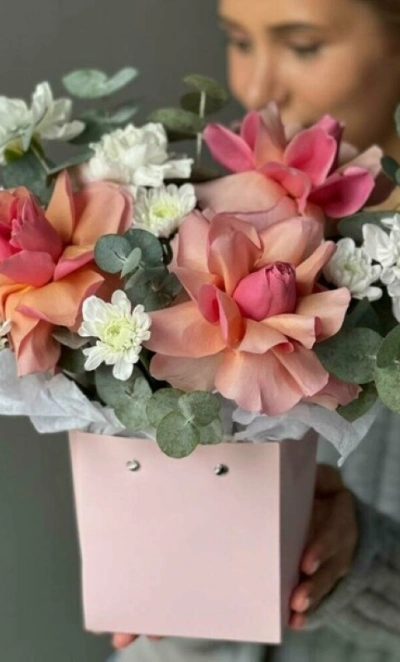 Композиция в сумочке с французскими розами