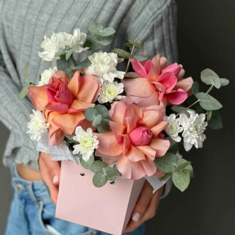 Композиция в сумочке с французскими розами