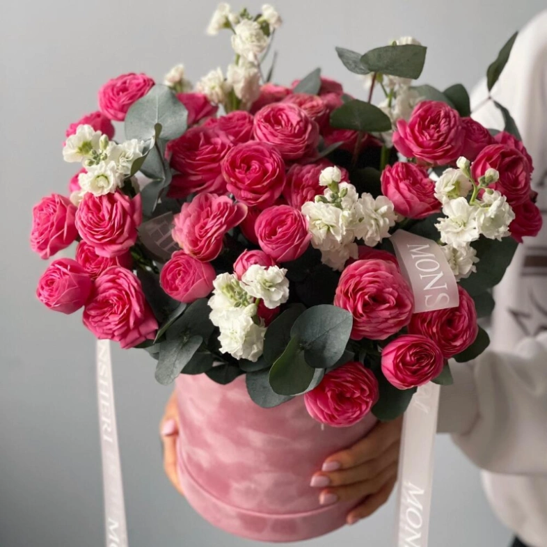 Цветы в коробке из кустовых пионовидных роз и маттиолы