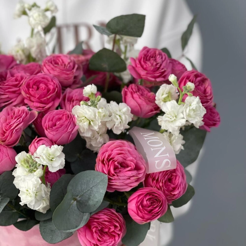 Цветы в коробке из кустовых пионовидных роз и маттиолы