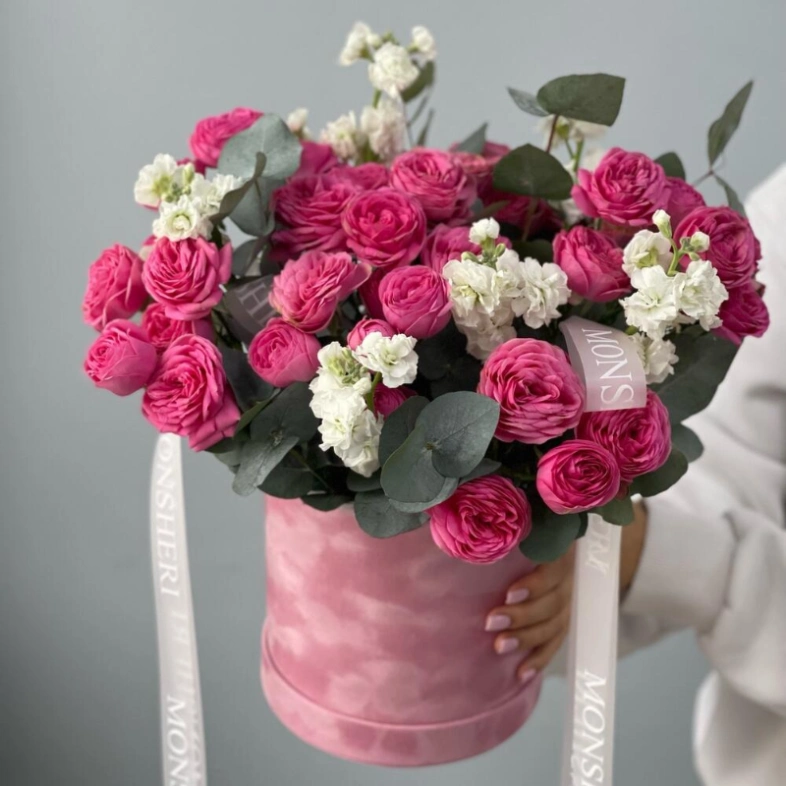 Цветы в коробке из кустовых пионовидных роз и маттиолы