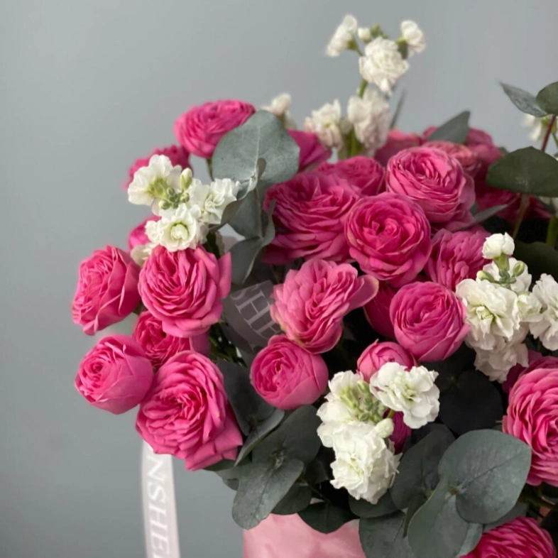 Цветы в коробке из кустовых пионовидных роз и маттиолы