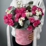 Цветы в коробке из кустовых пионовидных роз и маттиолы 0