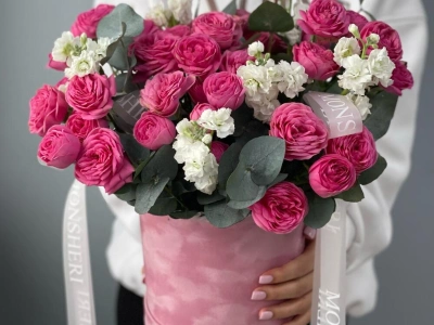 Цветы в коробке из кустовых пионовидных роз и маттиолы