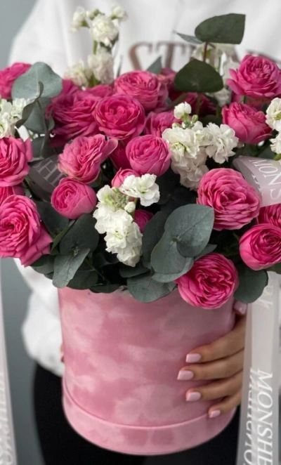 Цветы в коробке из кустовых пионовидных роз и маттиолы