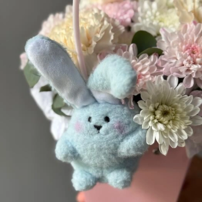 Цветы в коробке и зайка