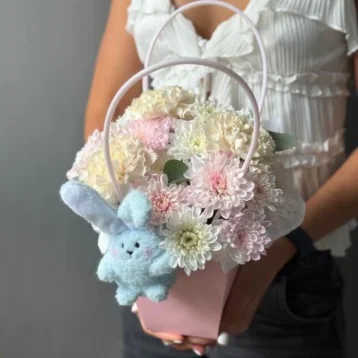 Цветы в коробке и зайка