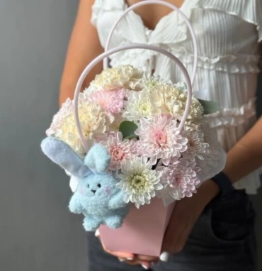 Цветы в коробке и зайка