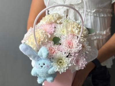 Цветы в коробке и зайка