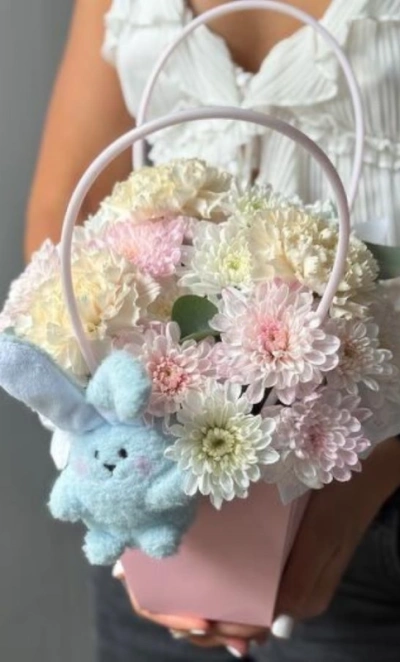 Цветы в коробке и зайка