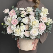 Нежная композиция с ранункулюсами в коробке 0