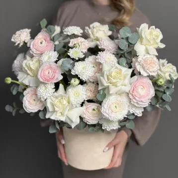 Нежная композиция с ранункулюсами в коробке