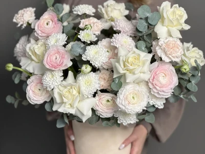 Нежная композиция с ранункулюсами в коробке