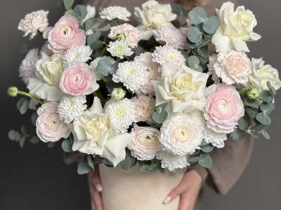 Нежная композиция с ранункулюсами в коробке