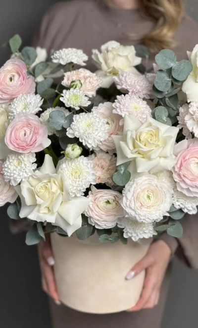 Нежная композиция с ранункулюсами в коробке