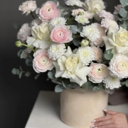 Нежная композиция с ранункулюсами в коробке 2