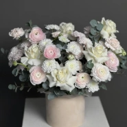 Нежная композиция с ранункулюсами в коробке 4