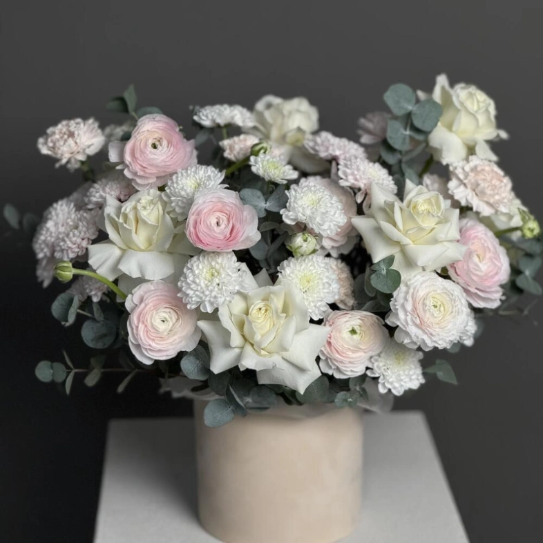 Нежная композиция с ранункулюсами в коробке