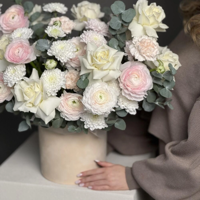 Нежная композиция с ранункулюсами в коробке