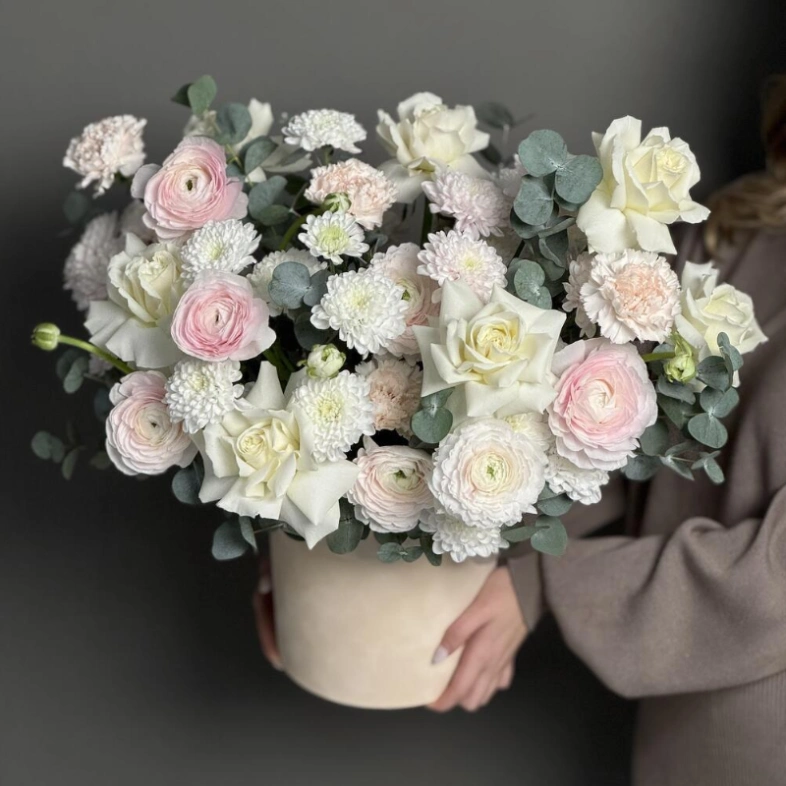 Нежная композиция с ранункулюсами в коробке