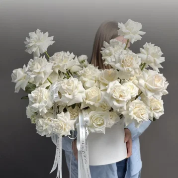 Роскошная композиция из белых французских роз 51