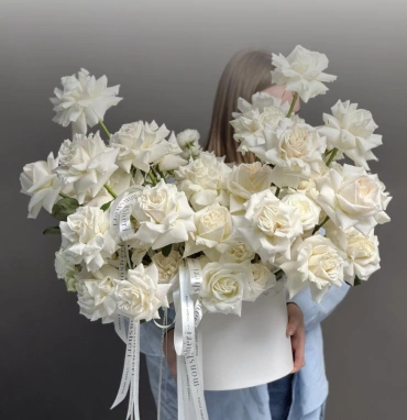 Роскошная композиция из белых французских роз 51