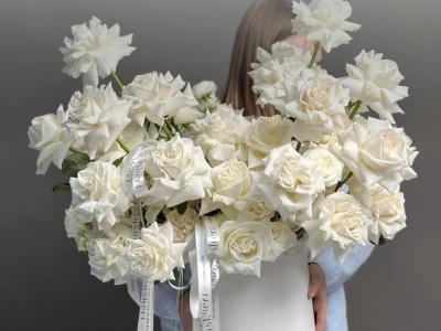 Роскошная композиция из белых французских роз 51