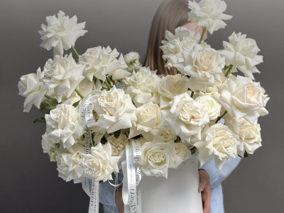 Роскошная композиция из белых французских роз 51