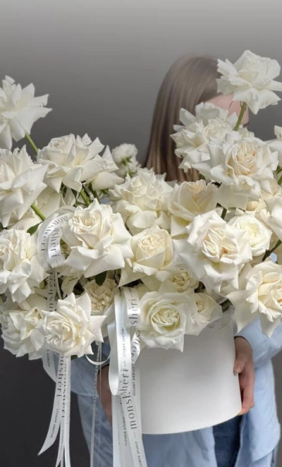 Роскошная композиция из белых французских роз 51